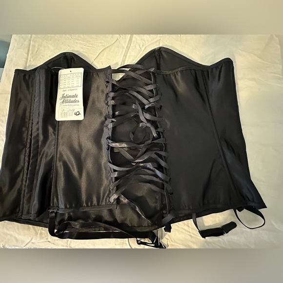 Beautiful floral ribbon and embroidered corset - Picture 2 of 3